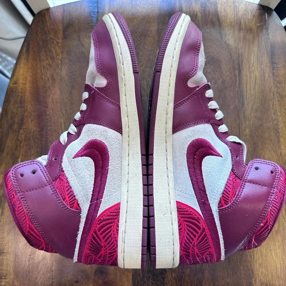 Nike Air Jordan 1 Mid SE Women 9.5 Wild Berry White Embroidered‎ Tiki Leaf